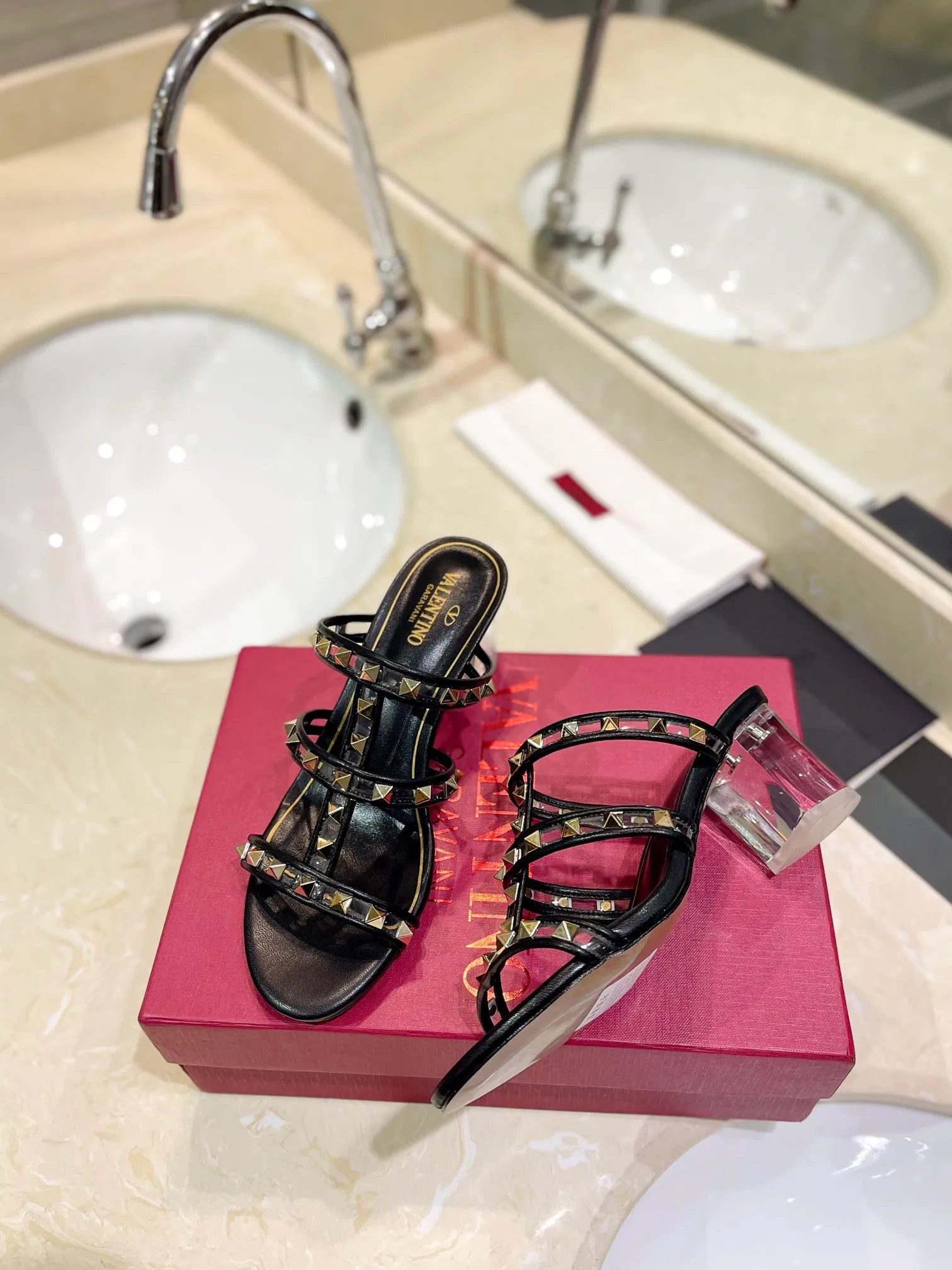 👟👟Ex-factory price 500👟👟 𝑉𝐴𝐿𝐸𝑁𝑇𝐼𝑁𝑂 Valentino ♡ͥ | ²º²⁴💫Purchasing agent level🔍Same color The classic king-shaped slippers with crystal heels are also so beautiful The particularly high-quality hardware brings out a full sense of high-end. After putting it on your feet, you will be stunned and look super slim! The new season lives up to expectations! Worth buying ★Imported cowhide is absolutely high-grade ❥Original method is absolutely sensual ❥Elegant style creates a different feeling🙈 Simple temperament style!  ♡ show bdetails ———————————— ⊿▸: Size｜35-40 (customized at 40.41.42) ⊿▸: Material｜Imported sheepskin + Pvc ⊿▸: Material | Padded sheepskin ⊿▸: Material | Italian🇮🇹 genuine leather outsole ⊿▸: Heel height｜6cm